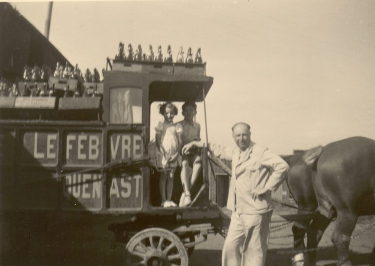 Gaston Lefebvre (troisième génération de la Brasserie Lefebvre) poe à côté de sa remorque transportant des bouteilles de bières et tirée par des chevaux.